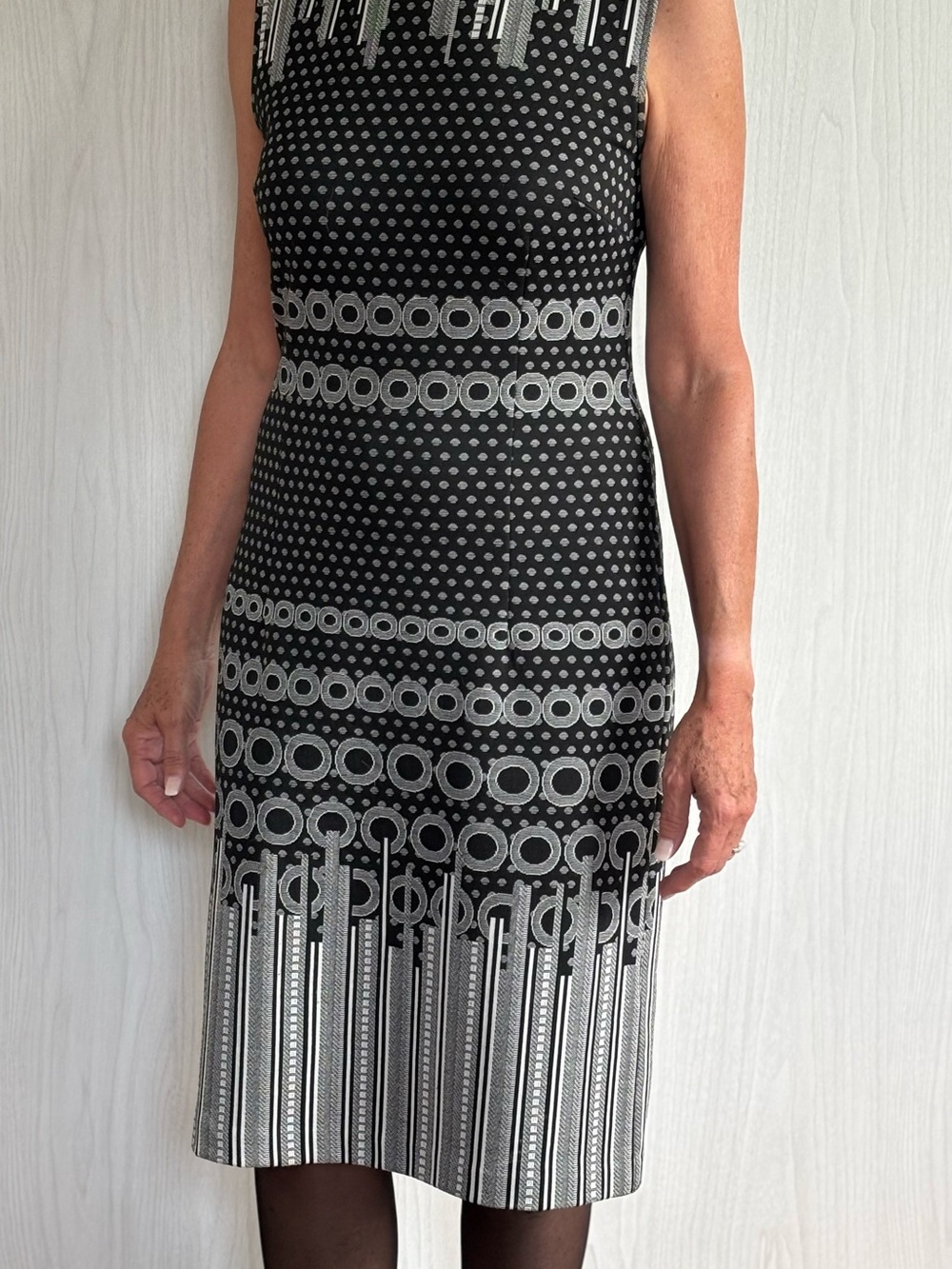 Sleeveless Black and White Patterned Midi Dress - Picture 4 of 5
